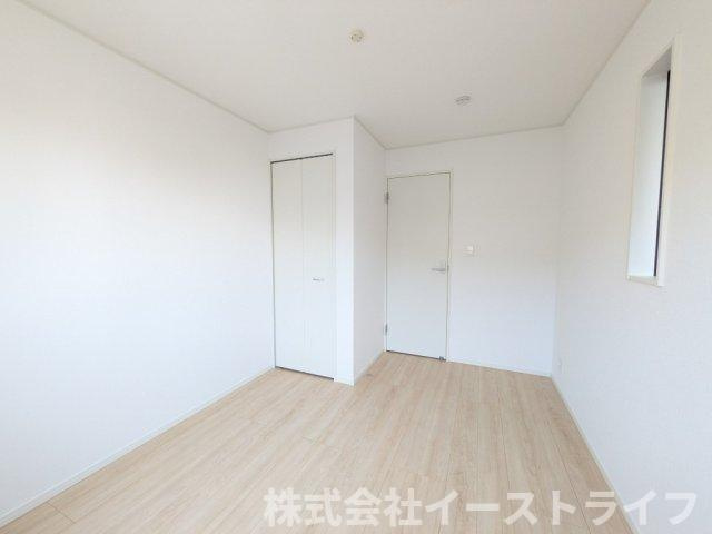 同社施工写真　家具などのインテリアともマッチしておしゃれ感が出しやすく、身の回りの整理がしやすいのも洋室の魅力です◎