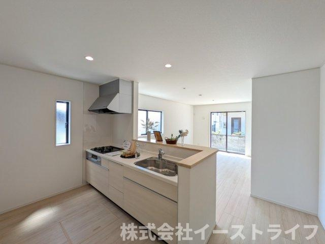 同社施工写真　対面キッチンは家族とのコミュニケーションをとりながらお料理できるのが魅力です♪とくに小さなお子さんを持つご家庭では、調理中もお子さんの様子をみられるので大きな安心に繋がりますね♪