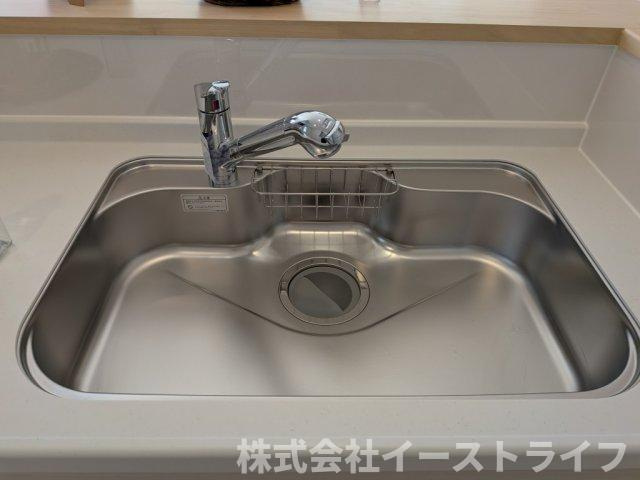 同社施工写真　浄水器一体型水栓です◎対面式キッチンなので、リビングルームにいるご家族の様子を見ながら調理ができ、小さなお子様がいるご家庭でも安心です。