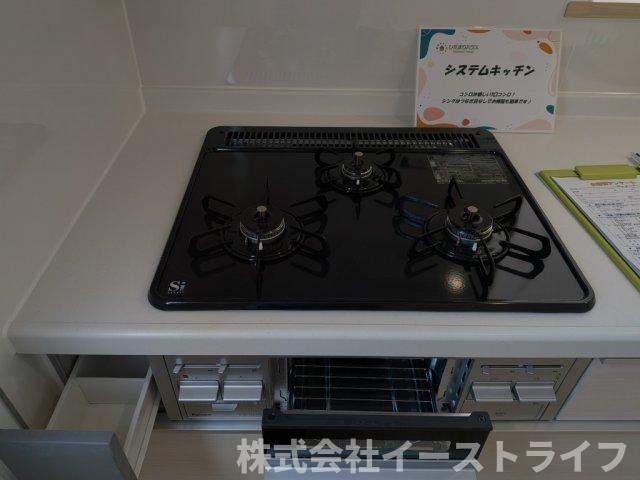 同社施工写真　ガス火3口、魚焼きグリル、調味用入れがついています！使い勝手が良く、お掃除が楽ちんなのもシステムキッチンの魅力です(^^)