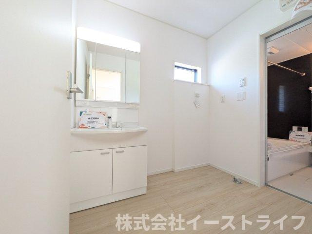 同社施工写真　朝の身支度に便利な独立洗面台です。3面鏡で鏡の裏には収納スペースがあり、小物などをすっきり片づけることができます。