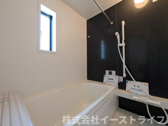 同社施工写真　浴室には浴室乾燥機が付いており、天気の悪い日のお洗濯や、浴室のカビ予防にも助かります。また、結露やカビの抑制等浴室がより快適になります。