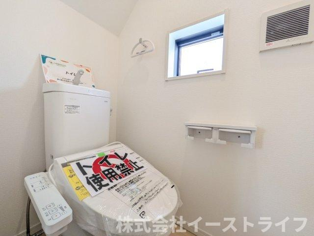 同社施工写真　落ち着いた色調のトイレで、温水洗浄機能付き便座です。2階にもあるので利便性も◎