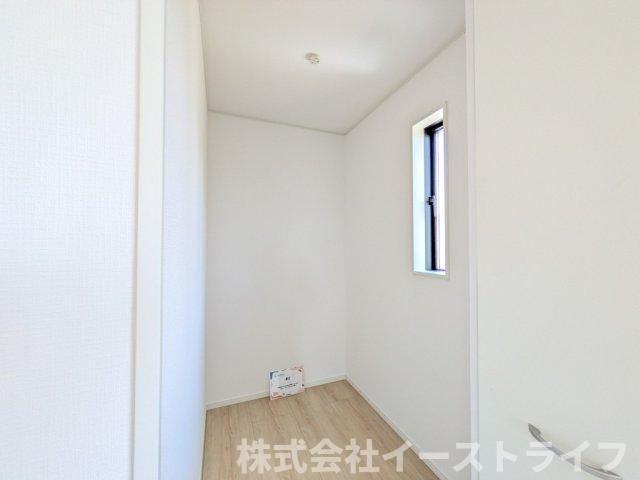 同社施工写真　各居室に収納スペースがあり、収納が充実した物件です。ウォークインクローゼットも完備