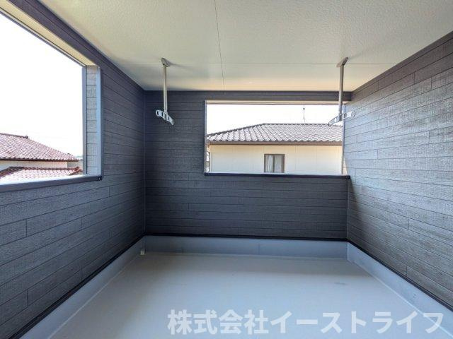 同社施工写真　インナーバルコニーは広々としていてお洗濯が楽ちんです。また日当たりを好む植物を育てるにはぴったりの空間なので、ガーデニングの場としても楽しむことができます◎