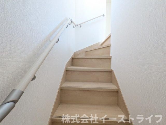 同社施工写真　階段スペースです。手すりが付いているので安心です。