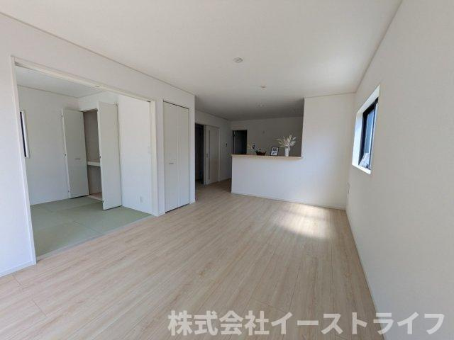 同社施工写真　フローリングのリビングは木の温もりで安らぎと癒しをもたらすプライベート空間♪窓から光があふれ、明るく居心地の良いご家族皆がゆったり寛げる憩いの空間となりそうです◎