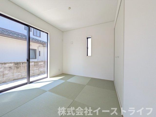 同社施工写真　1階にある和室は来客用のスペースとしても重宝します。お子様が小さい方には、おむつ替えのスペースやキッズスペースとして利用するのも◎