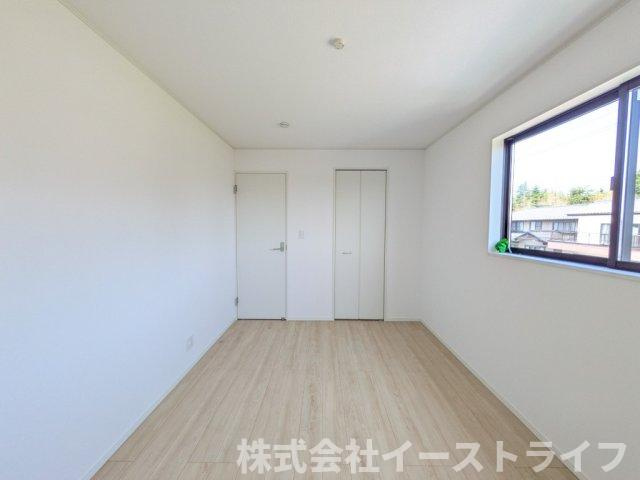 同社施工写真　洋室は和室と比べて家具を置いたり敷物を敷いたりと、カスタマイズ性が高いので、自分の好みの部屋にしやすいです♪