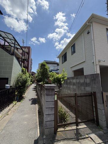 【前面道路含む現地写真】
