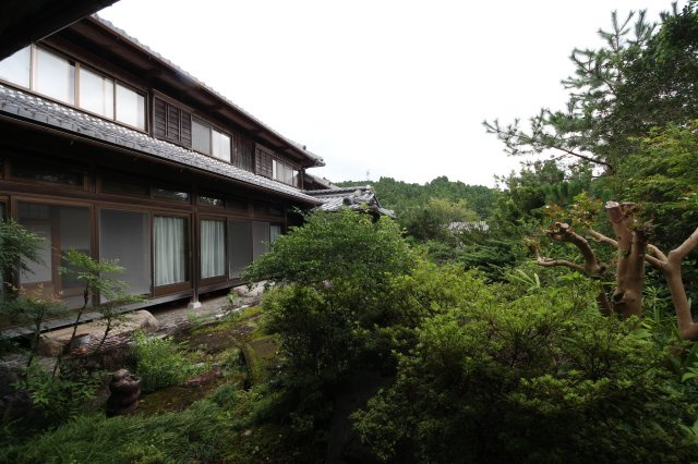 広縁から庭の眺め
