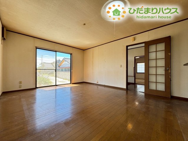 窓からたっぷりの光が差し込むリビングダイニングです！木目調のフローリングは温かみがあり、どんな家具とも合わせやすいですよ♪お食事のスペースとくつろぐスペースをしっかり分けて家具が配置できます！