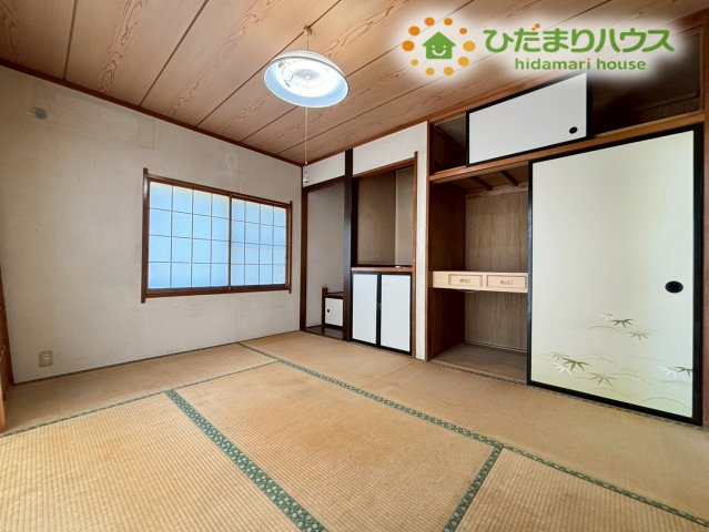 押し入れ収納がしっかりと備わっており、来客用のお布団や、お子様のおもちゃ箱などをサッと片付けることができます！明るい光が差し込む窓もあり、日中は電気なしでも過ごせます♪