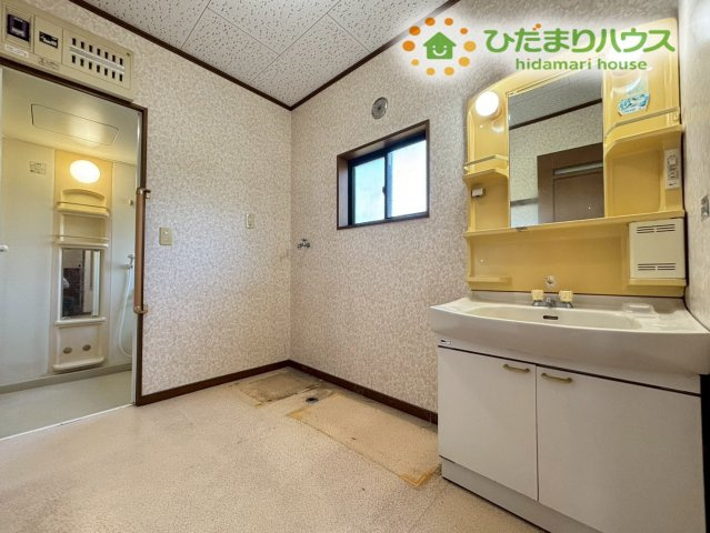 使い勝手の良い独立洗面台です！鏡の横には収納スペースがあり、歯ブラシや化粧品、洗剤類をすっきり保管できます！サッと取り出せるので便利ですね！