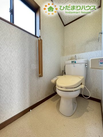 1階のトイレスペースです！明るいトーンの壁紙で圧迫感がなく、小窓から自然光が入るため、日中は爽やかで落ち着いた空間になっています！