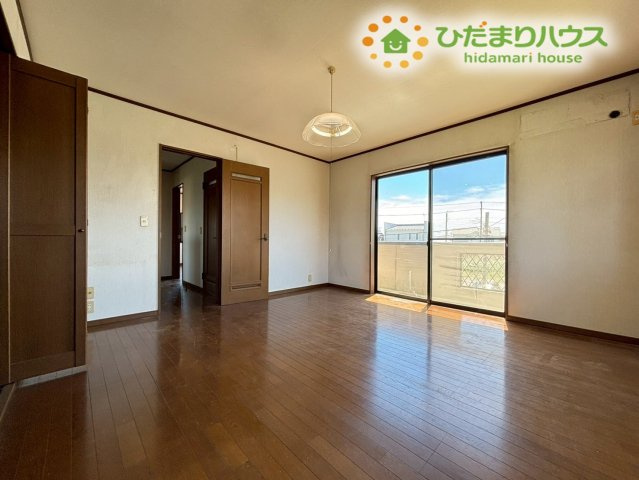 2面採光になっており、一日を通して安定した明るさが確保されています！主寝室としてはもちろん、ご夫婦それぞれのテレワークスペースや、趣味の部屋としても使いやすい広さです♪