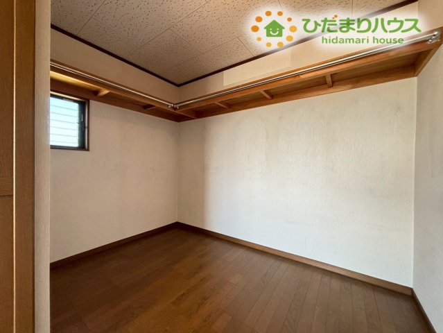 季節物の衣類を1か所にまとめられて便利な大容量のウォークインクローゼットです。これだけのスペースがあればお部屋を常にスッキリ保つことができますね！