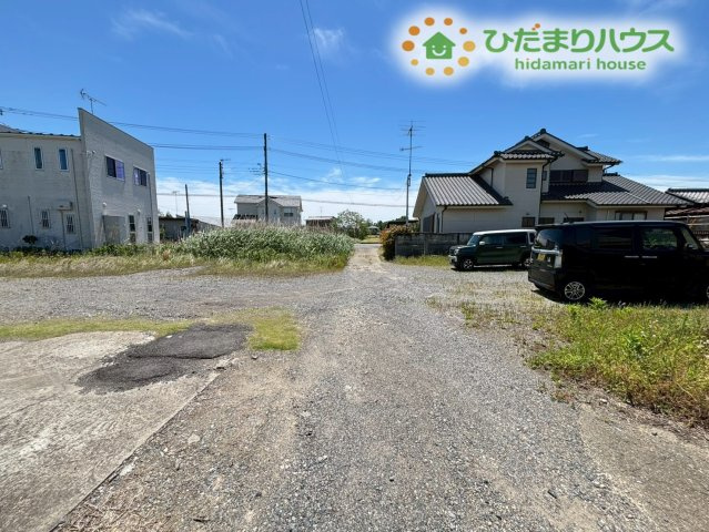 物件の前面道路です！近隣には視界を遮る高い建物がないため開放感があります！車の通りも少ないので、小さなお子様と一緒の手つなぎでのお散歩も落ち着いて歩くことができます！