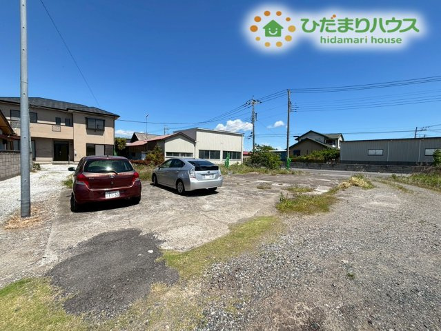 敷地内の駐車スペースです！ゆとりのある広さがあり、普通車を並べて停めることができます！自転車や三輪車、外遊び用のおもちゃを置くゆとりもあるので、アクティブなご家族にも嬉しいスペースですね(　*´艸｀)