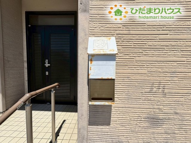 コンパクトな郵便受け☆玄関はポーチ部分が広いので、来客時の対応もスムーズに行えます！