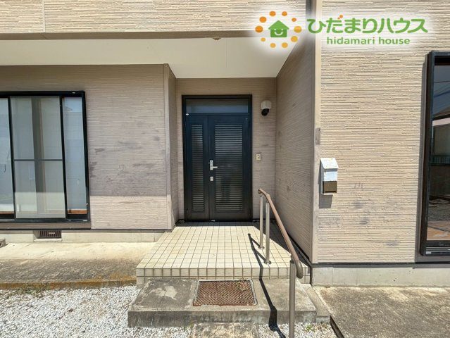 手すりが設置されているため、小さなお子様が靴を脱ぎ履きする際や、お買い物帰りで両手がふさがっている時でも、体をしっかりと支えられます◎