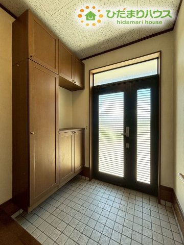 広々とした玄関の内側です！大容量のシューズボックスが設置されており、家族全員の靴をすっきりと片付けられます！床面のタイルもお手入れがしやすく、泥汚れなどもサッと拭き取れて綺麗な状態を保てます！