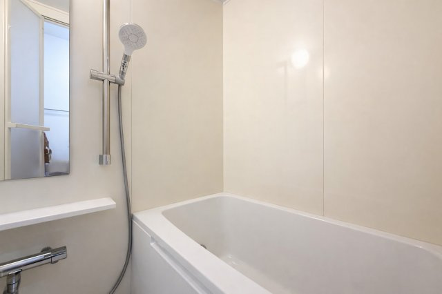 ◆モダンデザインの空間が気持ちよさを高めてくれるバスルーム。すっきりとした清潔感の中に都会的なセンスが感じられ、心身をリフレッシュできる寛ぎを深めてくれるスペースです。