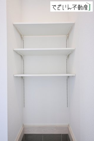 靴や荷物がすっきり収まる収納付き。来客時も安心して迎えられる、整った印象の玄関です。　現地(2026年7月撮影)
