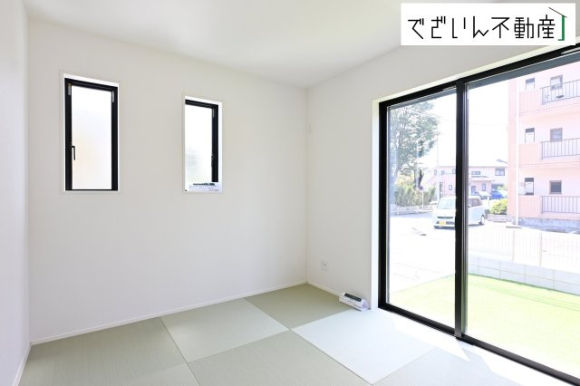 時にはリビングのフローリングやソファではなく、ゆったりと畳の上で過ごしたいものです。陽光が照らし出す畳が美しい和室です。　現地(2026年7月撮影)