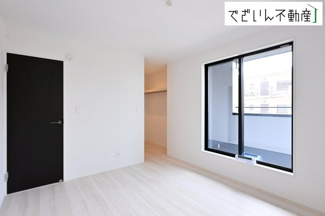 夫婦の寝室としても使える落ち着いた居室。育児の合間にほっと一息つける、静かな時間を守ってくれます。　現地(2026年7月撮影)