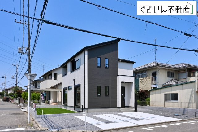 南向きの穏やかな佇まいが、家族の新しい日常を優しく包み込む。静かな街並みに、安心して子育てできる環境が整っています。　現地(2026年7月撮影)