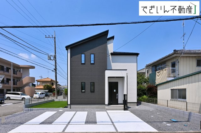 街並みに馴染む、シンプルで洗練された佇まい。暮らしにちょっとした遊び心を添えてくれるお家です。　現地(2026年7月撮影)