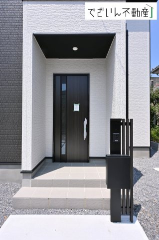 清潔感溢れる玄関がお出迎えする本邸宅の物語は、ここから始まる日常を期待させます。この場所には「希望」と「優越」で包み込んでくれる「特別」な空間があります。　現地(2026年7月撮影)
