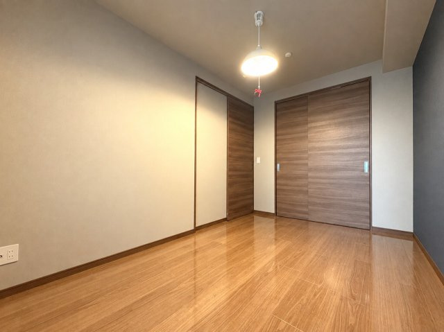 落ち着いた木目調の建具が映える、明るく心地よい洋室。
