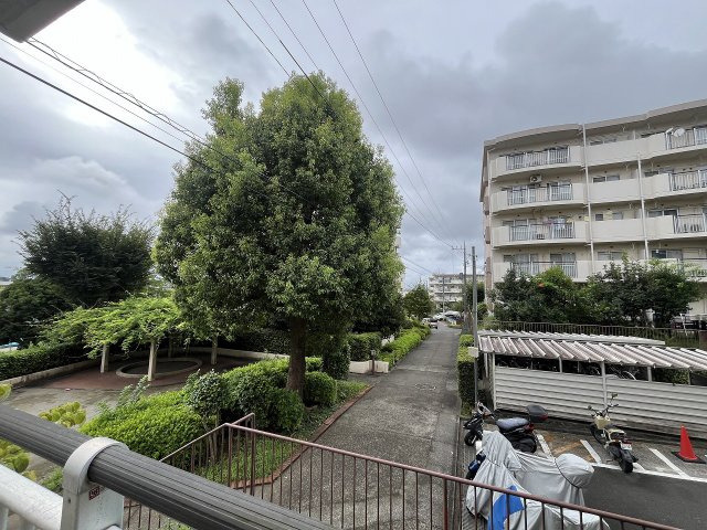 北側バルコニーからも豊かな緑を望み、四季の移ろいを身近に感じられます。