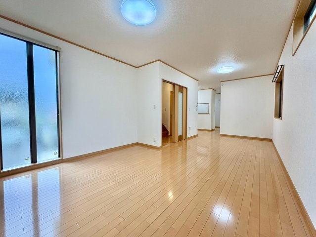 家族が自然と集まるゆとりあるリビング空間