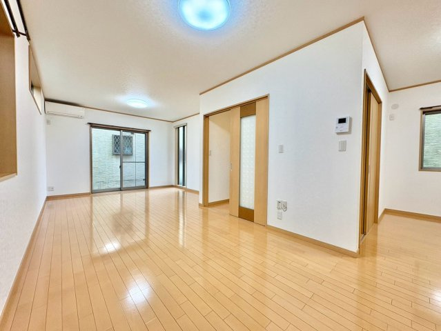 窓からの光が入る明るいリビングで、快適な時間を過ごせます