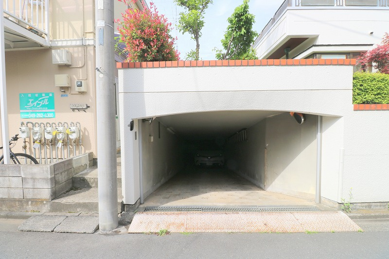 大切なお車を雨風から守るビルトイン車庫を完備。