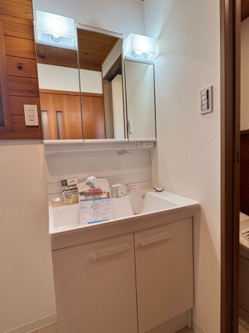 気持ちの良い朝はキレイな洗面所から♪鏡裏の独立洗面台は収納力豊富でモノが出がちな洗面所もスッキリ片付きます。　
