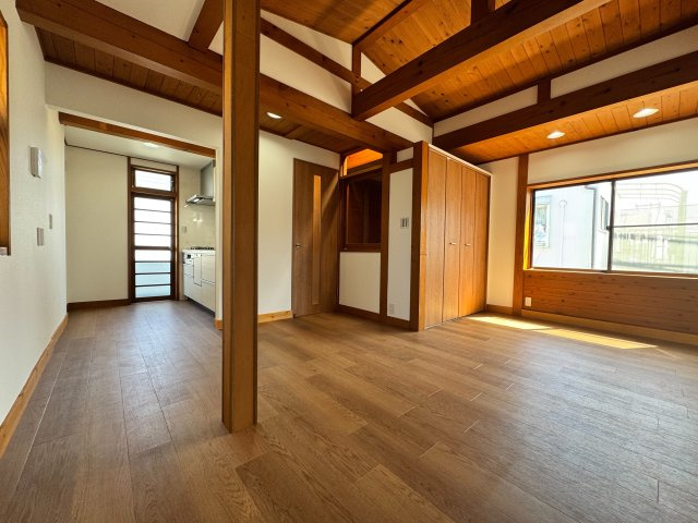 木の温もりを感じる心地よいリビング。優しい質感の素材が空間全体を包み込み、家族が自然と集まるあたたかな住まいを演出します。　