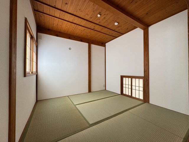 心がホッと落ち着く和室をご用意しました！床が柔らかいので小さいお子様のプレイルームや、ご両親が泊まりに来た時の客間としてなど、様々な用途で使える万能なお部屋です☆　