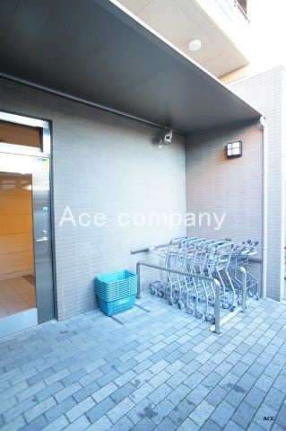 マンション勝手口に隣接スーパー「サンエー平野店」の専用カート置場があります！スーパーからカートを押してマンションまで帰って来れますよ♪