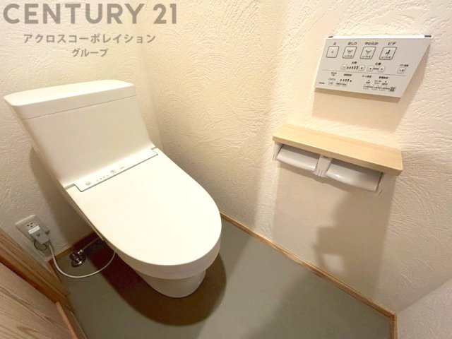 温水洗浄便座付トイレは温水洗浄機能により、暖かい水でおしりを洗浄することができ、冷たい水を使う従来の便座に比べ、温水洗浄機能で暖かいトイレを提供し、快適な使用を可能にします。