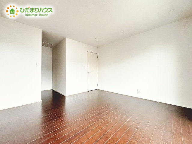 主寝室は広々していて安らげる空間に。大きな窓から光が差し込み、朝の目覚めも良さそう♪