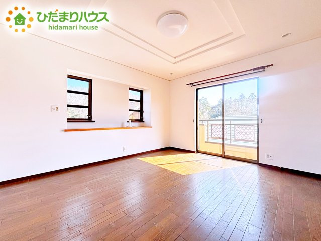 主寝室は広々していて安らげる空間に。大きな窓から光が差し込み、朝の目覚めも良さそう♪