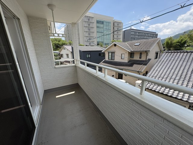 ゆとりのある広さを確保したバルコニーです。屋根があるため急な天候の変化にも対応しやすく、洗濯物干しスペースとして重宝します。前面に大きな建物が迫っておらず、開放感のある眺望も魅力魅力。