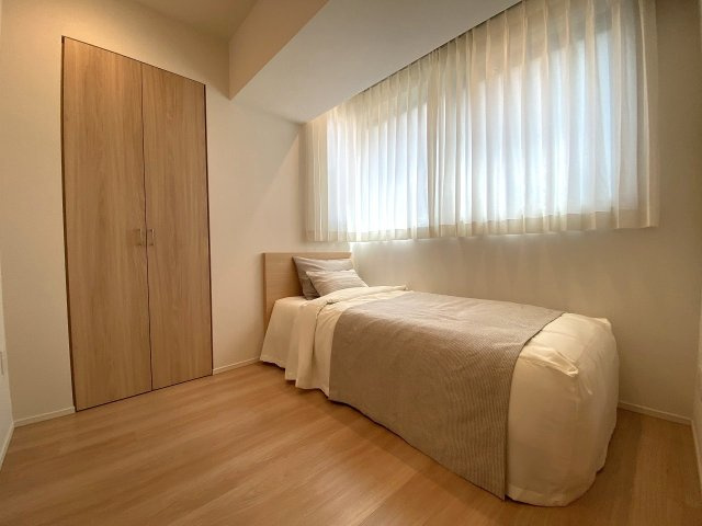 日当り・通風に優れ、一日の疲れを癒やす主寝室に最適な洋室。落ち着きのある静かな環境で、心地よい朝の目覚めを迎えられます。クローゼット付きで整理整頓もスムーズ。