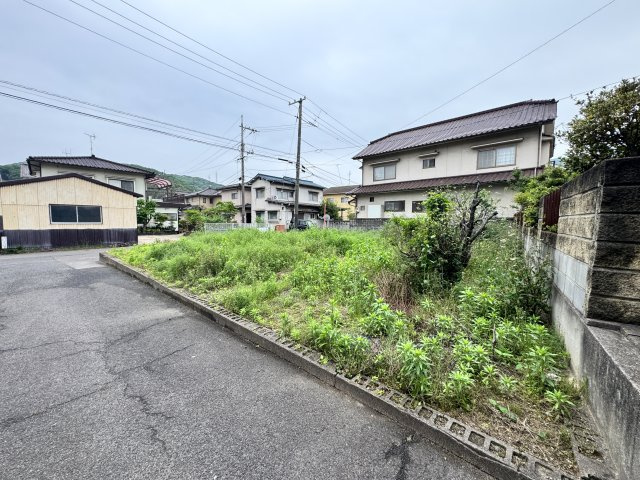 周辺は落ち着いた住宅地が広がっており、静かな住環境が魅力の売土地。敷地全体をイメージしやすい現地となっています。約60坪のゆとりある敷地面積があり、駐車スペースやお庭を確保した建築プランもご検討可能。