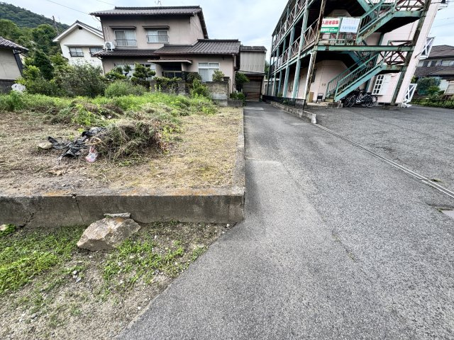 周辺道路は住宅地内の道路となっており、比較的落ち着いた交通環境が魅力。現地までの車の出入りもしやすく、日々の通勤やお買い物にも便利。周辺には戸建住宅やアパートが立ち並び、生活感のある穏やかな街並み。