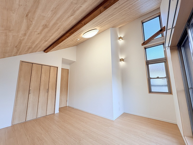 2階7.5帖/バルコニーと繋がり開放感のあるお部屋。